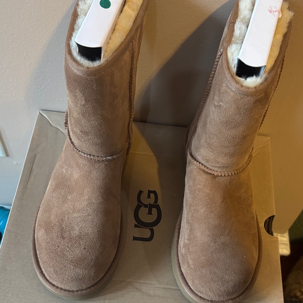 UGG Classic Short II